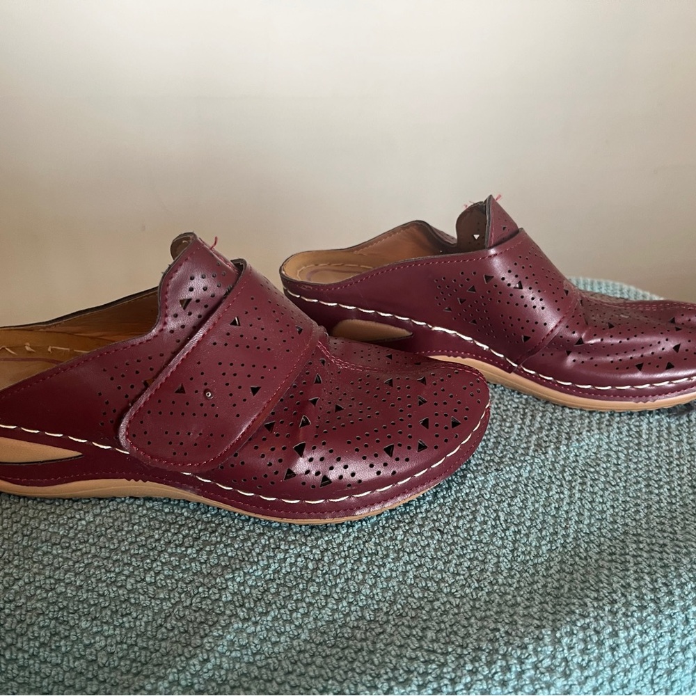 Burgundy mule-lightweight clogs